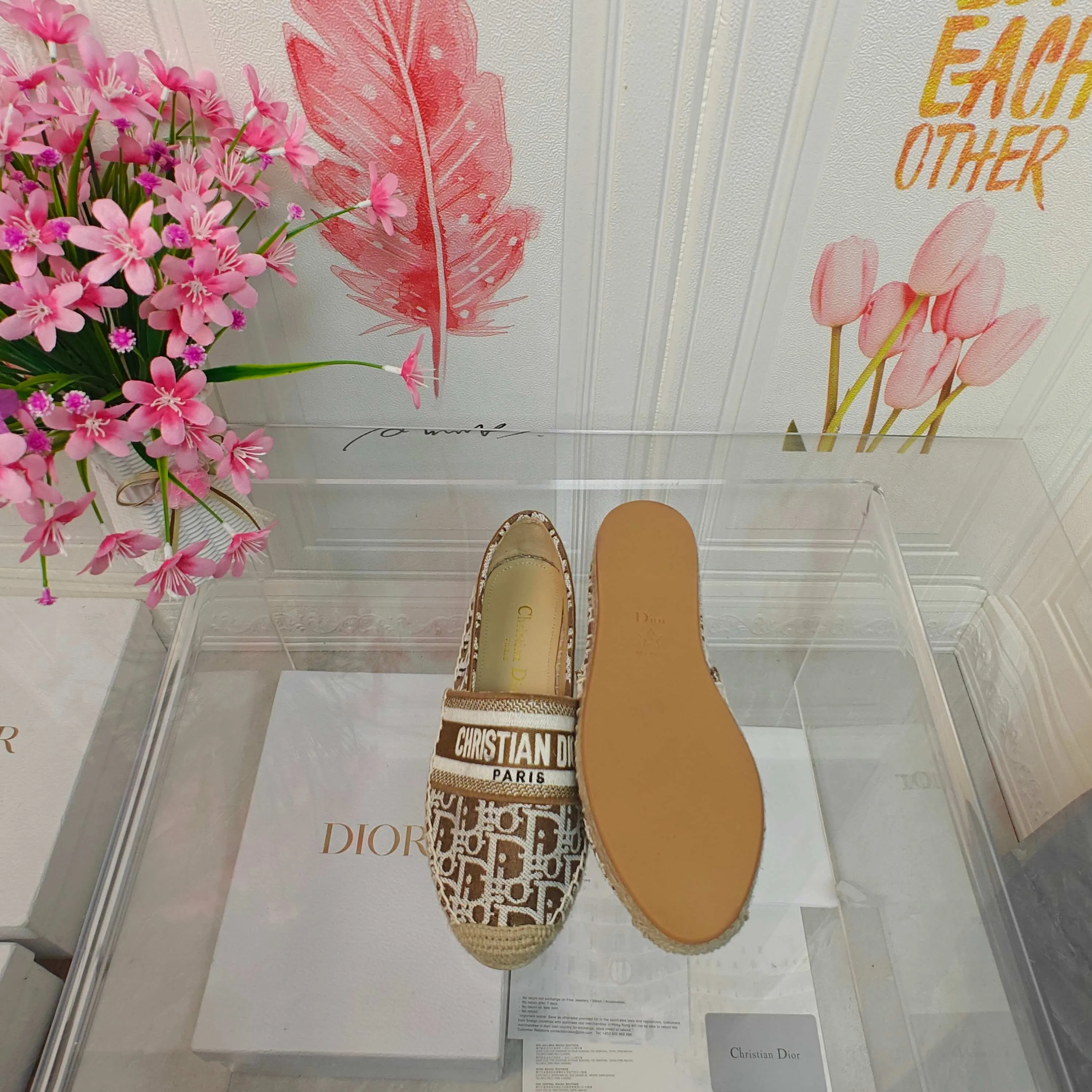 👟👟Ex-factory price 440👟👟 Top quality Dior Granville espadrille embroidery Upper: embroidered with "CHRISTIANDIOR" Craftsmanship: Purely hand-sewn hemp rope outsole Lining: Imported soft and breathable sheep lining with padded feet Code number: 35-40 (customized at 34.41.42) Outsole: Exclusive molded rubber outsole decorated with lucky star symbol